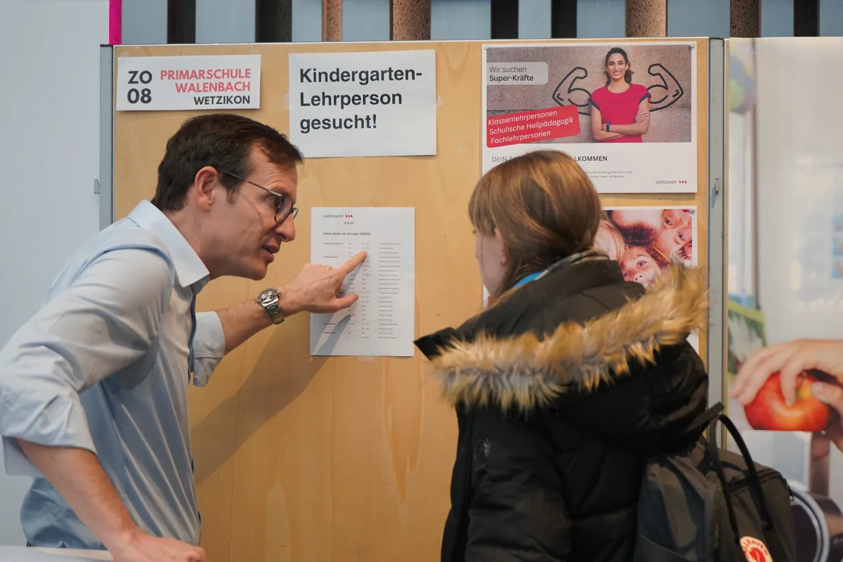 An der Messe in der Hall treffen Schulen und Lehrpersonal aufeinander.